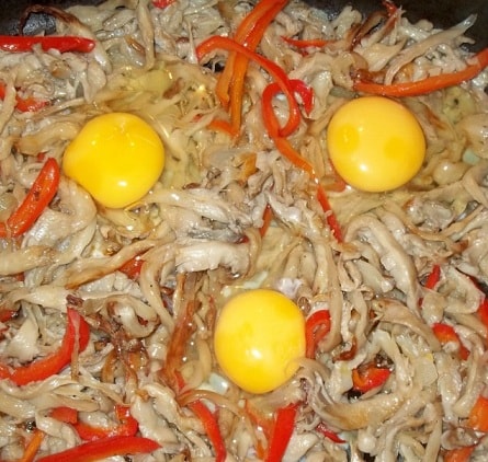 Вешенки с яйцами и болгарским перцем
