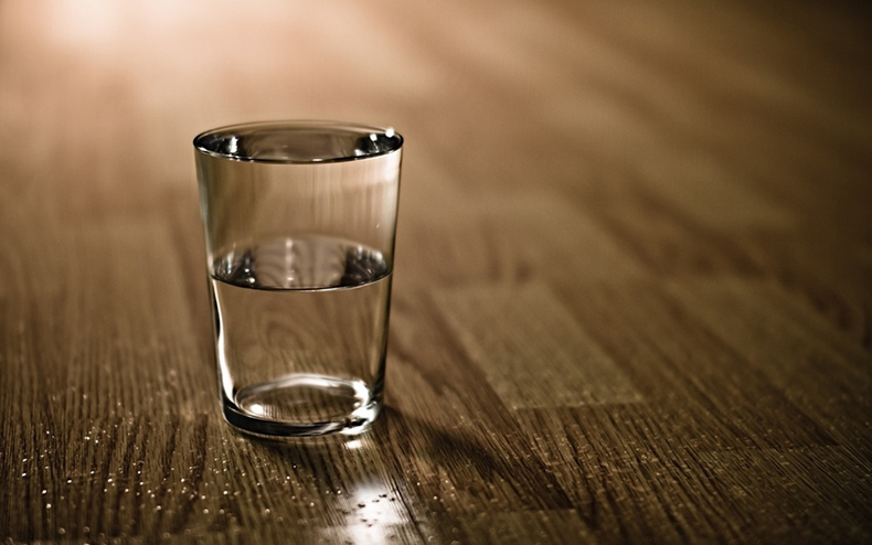 Поставьте стакан воды с солью и уксусом в любое место в Вашем доме – и Вы не поверите, что произойдет через сутки!