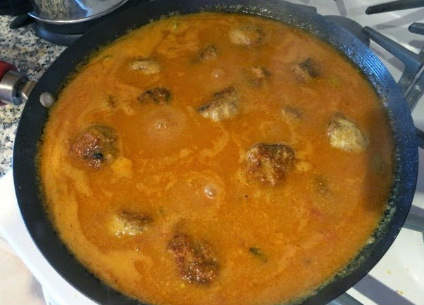 Индийские куриные тефтели с черносливом — добротное, сытное, вкусное блюдо «с изюминкой»