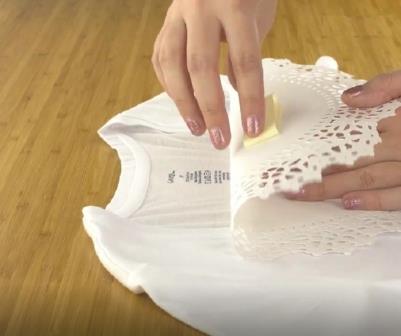 Как превратить простую футболку в элегантную блузу с помощью этого простого трюка