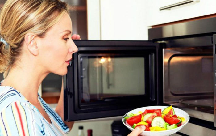 Десять причин НИКОГДА не использовать микроволновую печь
