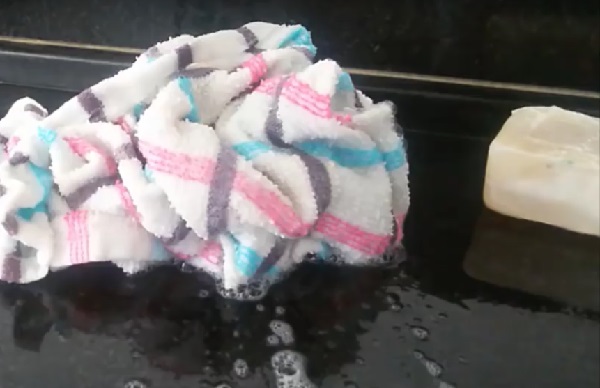 Как отстирать кухонные полотенца с помощью микроволновки