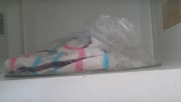 Как отстирать кухонные полотенца с помощью микроволновки