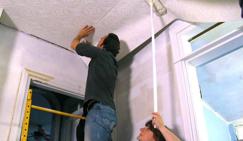 Ремонт в квартире: как поклеить обои на потолок