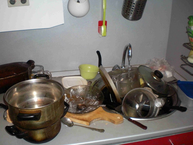 Вот почему мыть посуду в гостях настоятельно не рекомендуется!