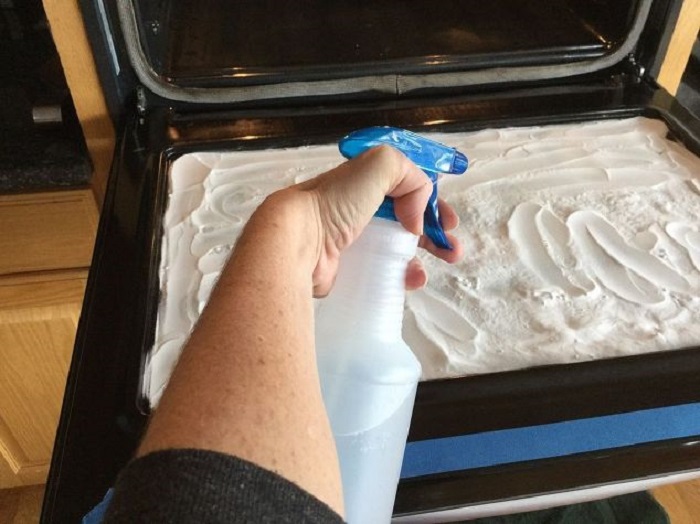 Как легко очистить стекло духовки от жира