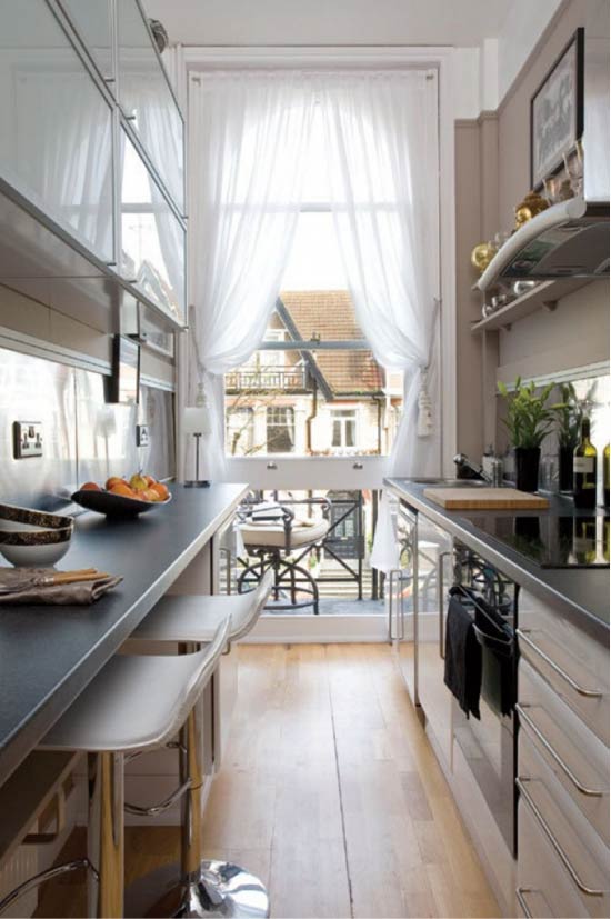 Удачные примеры оформления штор на кухне с балконом