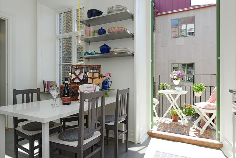 Удачные примеры оформления штор на кухне с балконом