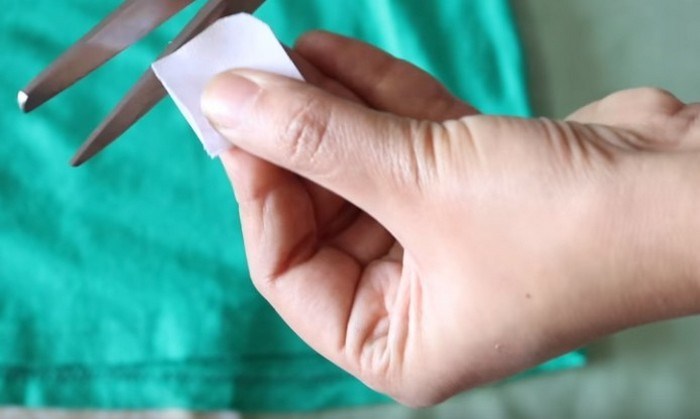 Как "зашить" дырявую одежду за 30 секунд без иголки и нитки