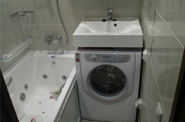 Варианты размещения стиральной машинки в маленькой ванной комнате