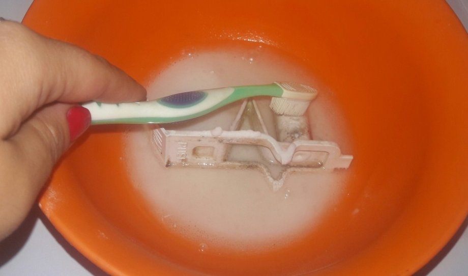 Зубной щеткой удобно чистить мелкие детали