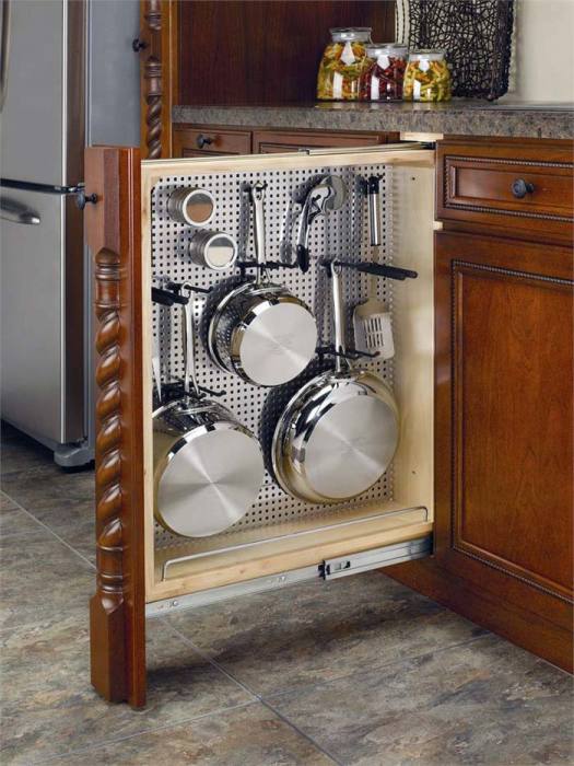 Установленные держатели на металлической сетке, будут отлично служить для вертикального хранения посуды.