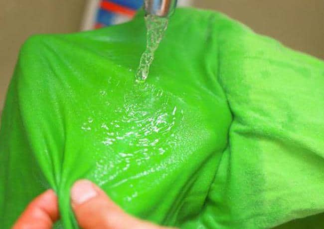 Если пятно свежее, то отстирать с одежды его можно при помощи обычной горячей воды