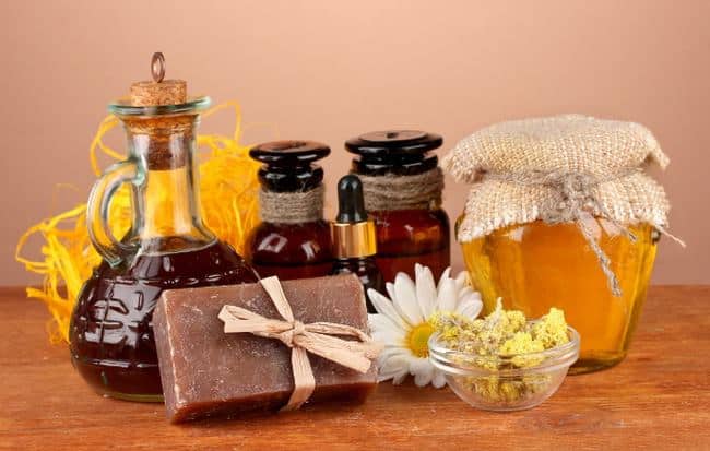 В мыло добавляют мед, корицу, сливки, глицерин для смягчения и создания приятного аромата