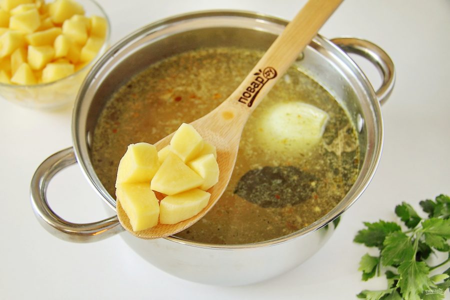 Приготовление супа с картошкой и макаронами