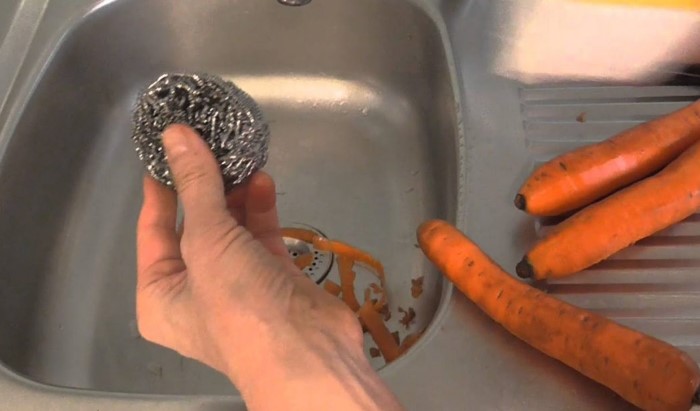 Губкой можно почистить морковь и молодой картофель в два счета / Фото: build-experts.ru
