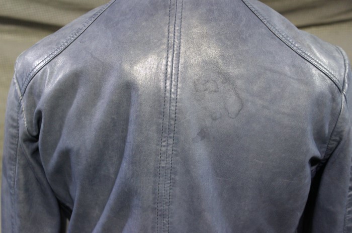 Солевые и чернильные пятна легко стираются с кожаной куртки / Фото: подбор-красок.москва
