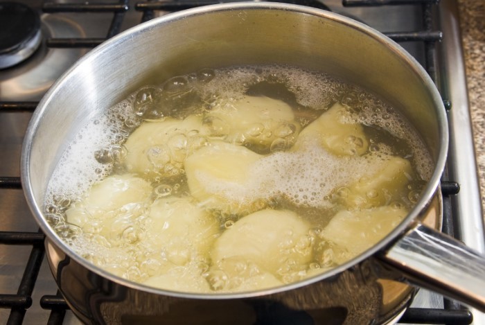Если очистить кожуру, вы лишите картофель всех полезных свойств, которые только усиливаются при варке / Фото: legkovmeste.ru