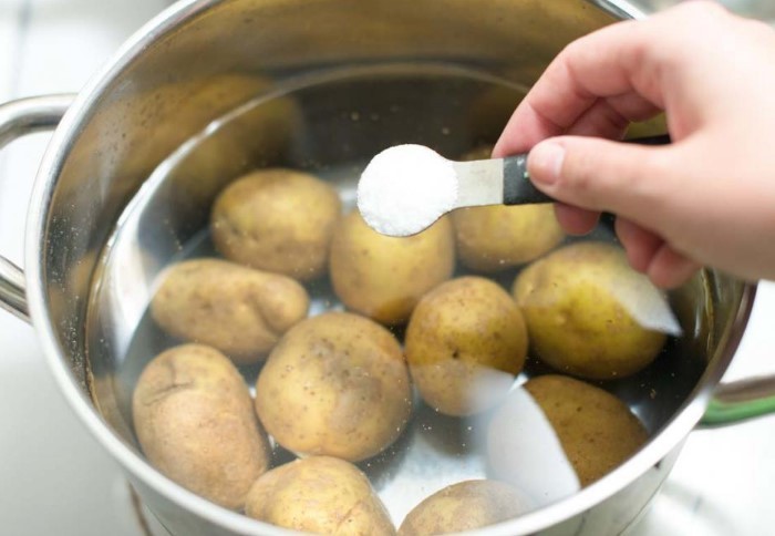 Если солить воду заранее, во время отваривания картофель вберет слишком много белого продукта / Фото: fb.ru